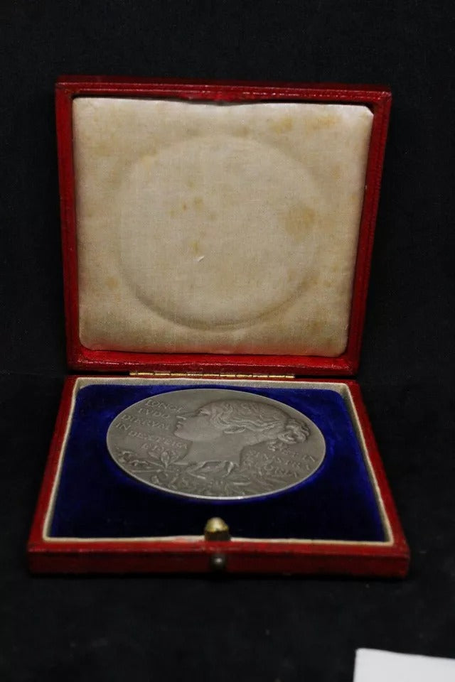 1897 Silver Jubilee Medal. Queen Victoria,83.7g, 55mm. BHM 3506; With Box